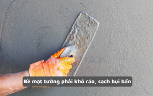 Bề mặt tường phải khô ráo, sạch bụi bẩn